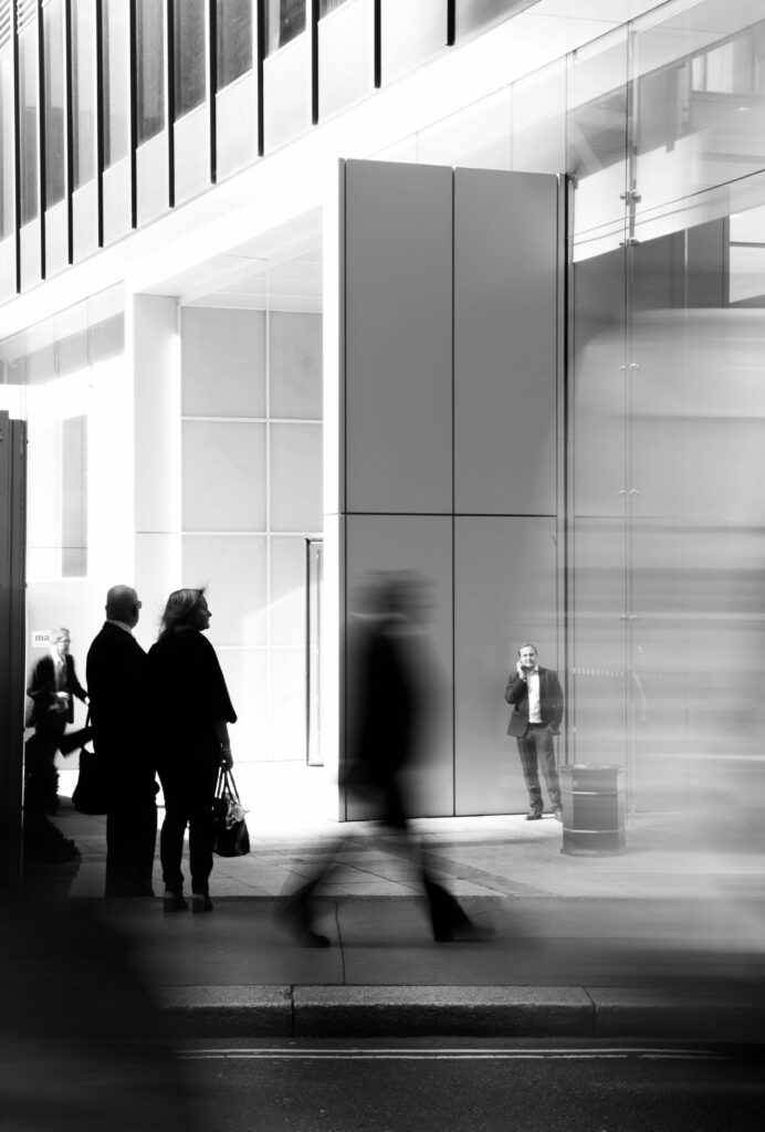 employés devant un immeuble
businessman 